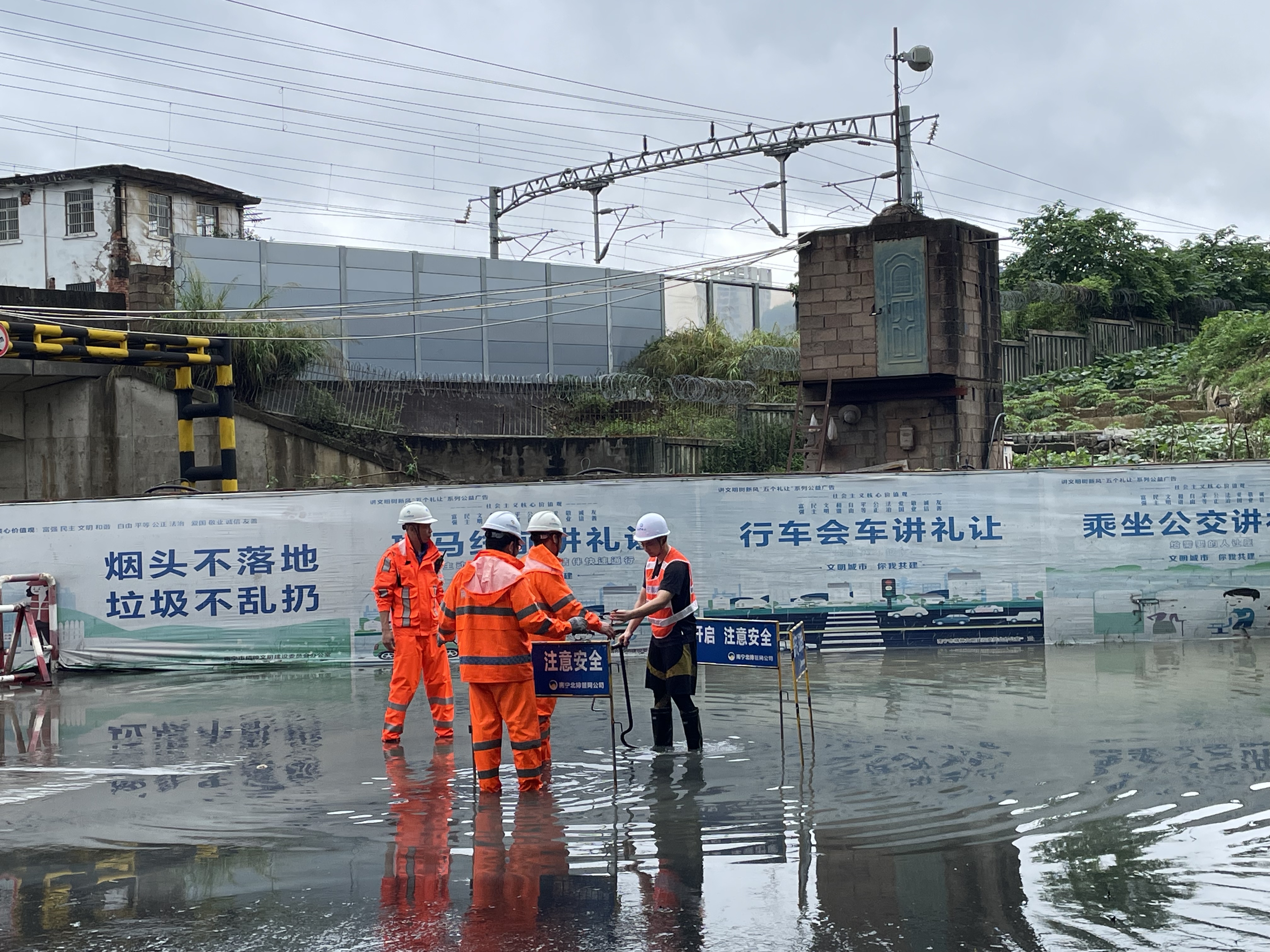 积极应对强降雨，市排水公司连夜出击排水抢险